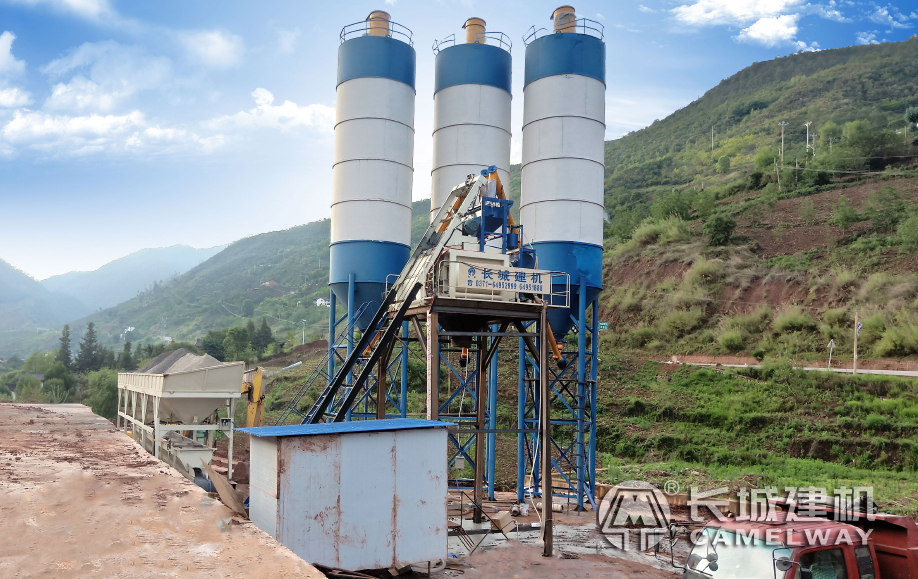 首先，我們要知道50攪拌站設(shè)備比較適合小型的工程現(xiàn)場生產(chǎn)使用，其該設(shè)備的特點(diǎn)主要有以下幾種：

