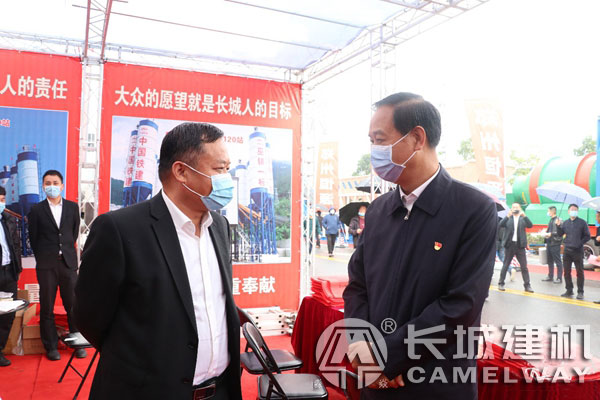 滎陽(yáng)市市委書(shū)記宋書(shū)杰與長(zhǎng)城建機(jī)袁總溝通