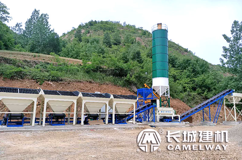 穩(wěn)定土拌合站設(shè)備現(xiàn)場