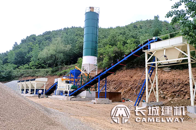 小型灰土攪拌機客戶現(xiàn)場實景