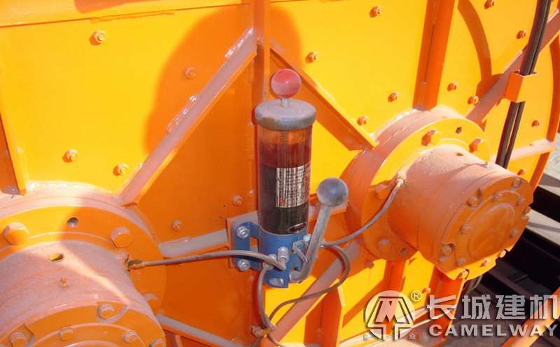 混凝土攪拌機(jī)軸端加油現(xiàn)場(chǎng)圖